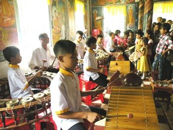 Kids playing music in Doi pagoda - ảnh 1